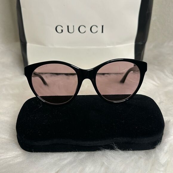Gucci Accessories - 💯Authentic Gucci Sunglasses with Case 🍀